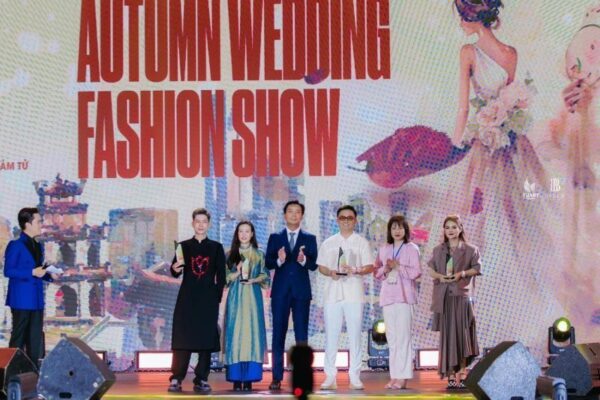 Dàn sao quy tụ trong show diễn của TuArt tại phố đi bộ Hoàn Kiếm