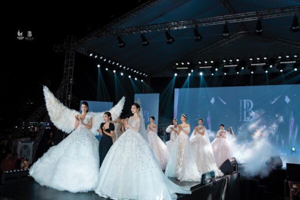Top 5 Miss World Viet Nam - Thoa Thương hoá nàng dâu lộng lẫy trong show diễn “La Vie Est Belle”